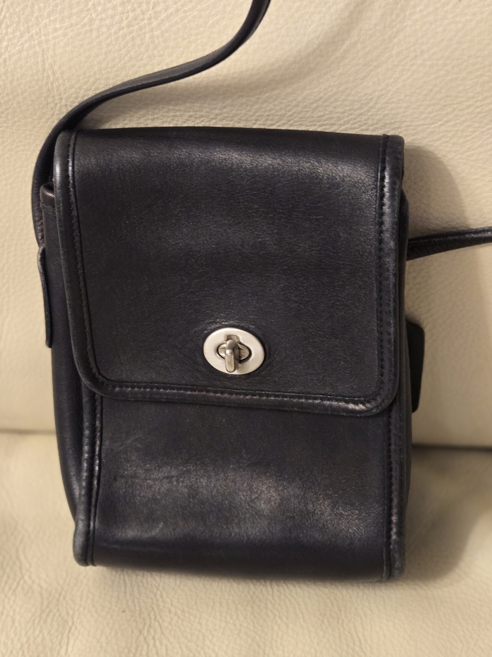 Vintage Black Leather Crossbody Bag with Turn-Lock Closure